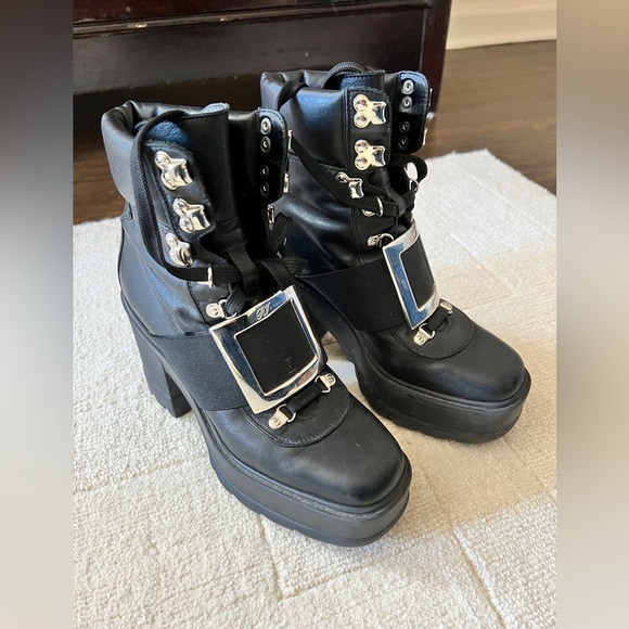 Roger Vivier Combat Boots lug sole lace up with heel. Super comfy !
